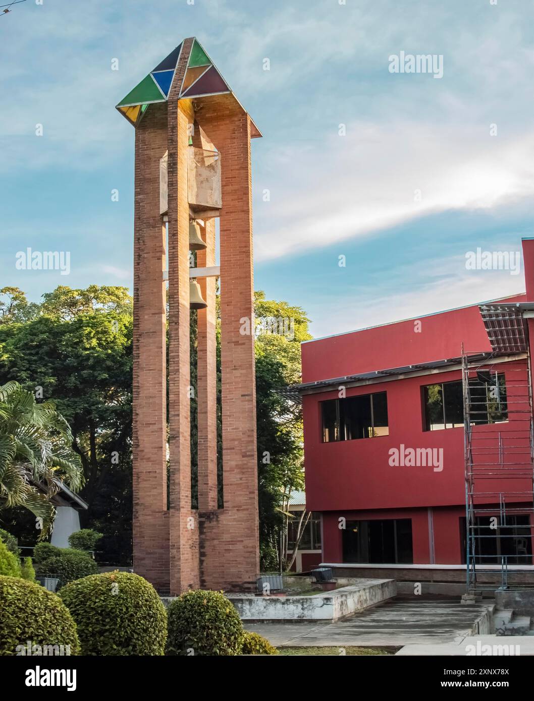 Foto di un pinnacolo della chiesa con il cielo blu sullo sfondo Foto Stock