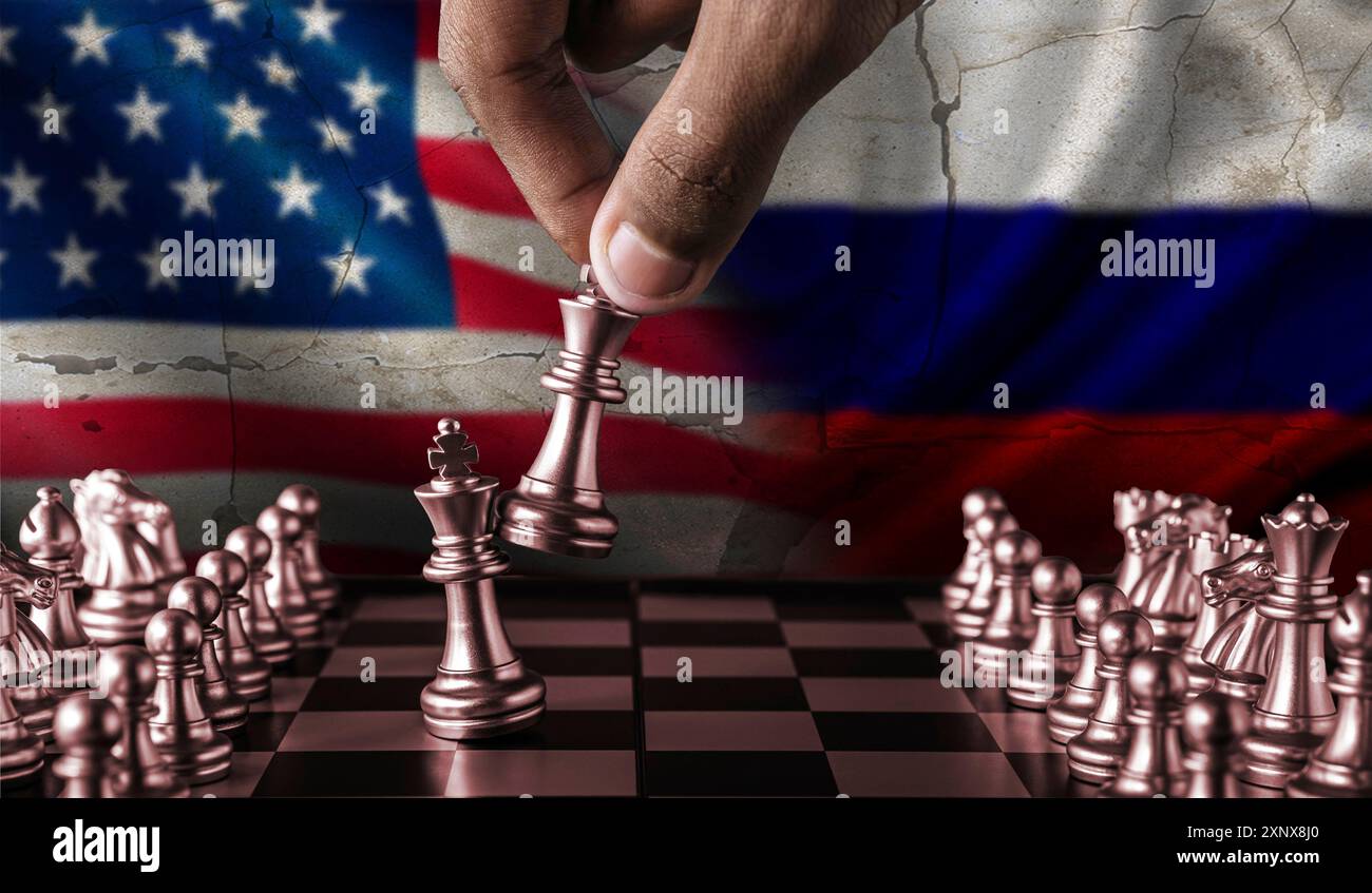 Tensione politica tra Russia e Stati Uniti. Bandiera della Russia contro gli Stati Uniti sulla scacchiera Foto Stock