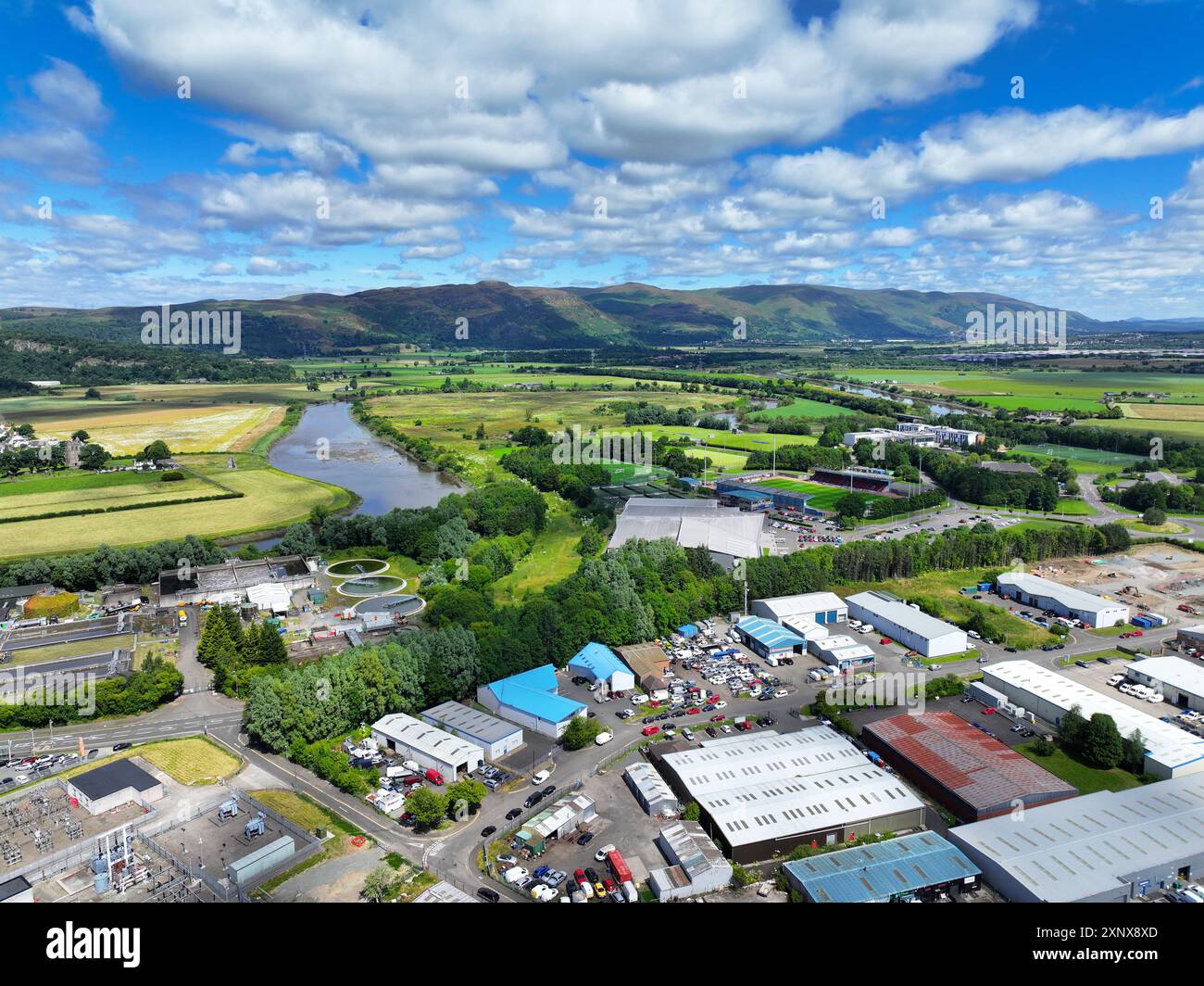 Vista aerea con drone della zona industriale di Springkerse e del business Park Stirling Foto Stock