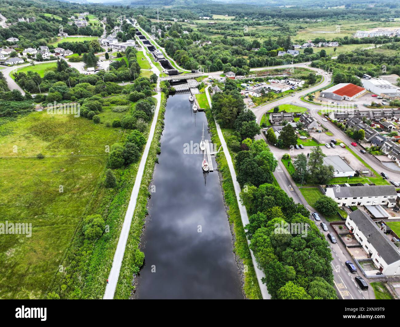 Vista aerea del canale di Caledonian e delle chiuse della scala Neptunes a Banavie Foto Stock