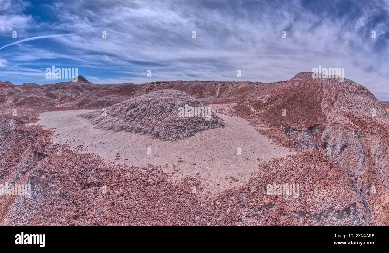 Una piccola collina di argilla bentonite grigia che sembra fondersi nella bentonite viola della valle di Hamilili all'estremità sud della foresta pietrificata Natio Foto Stock