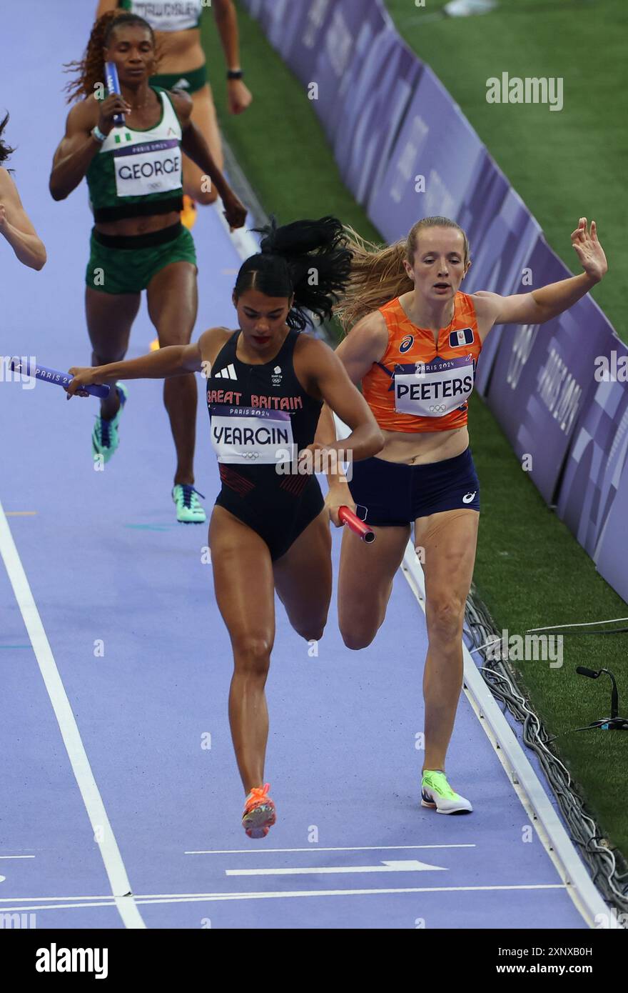 Parigi, Francia. 2 agosto 2024. Nicole Yeargin (front L) del team Gran Bretagna e Cathelijn Peeters (R) del team Paesi Bassi gareggiano durante il primo round misto di staffetta 4x400 m di Athletics ai Giochi Olimpici di Parigi 2024 a Parigi, Francia, 2 agosto 2024. Crediti: Li Jing/Xinhua/Alamy Live News Foto Stock