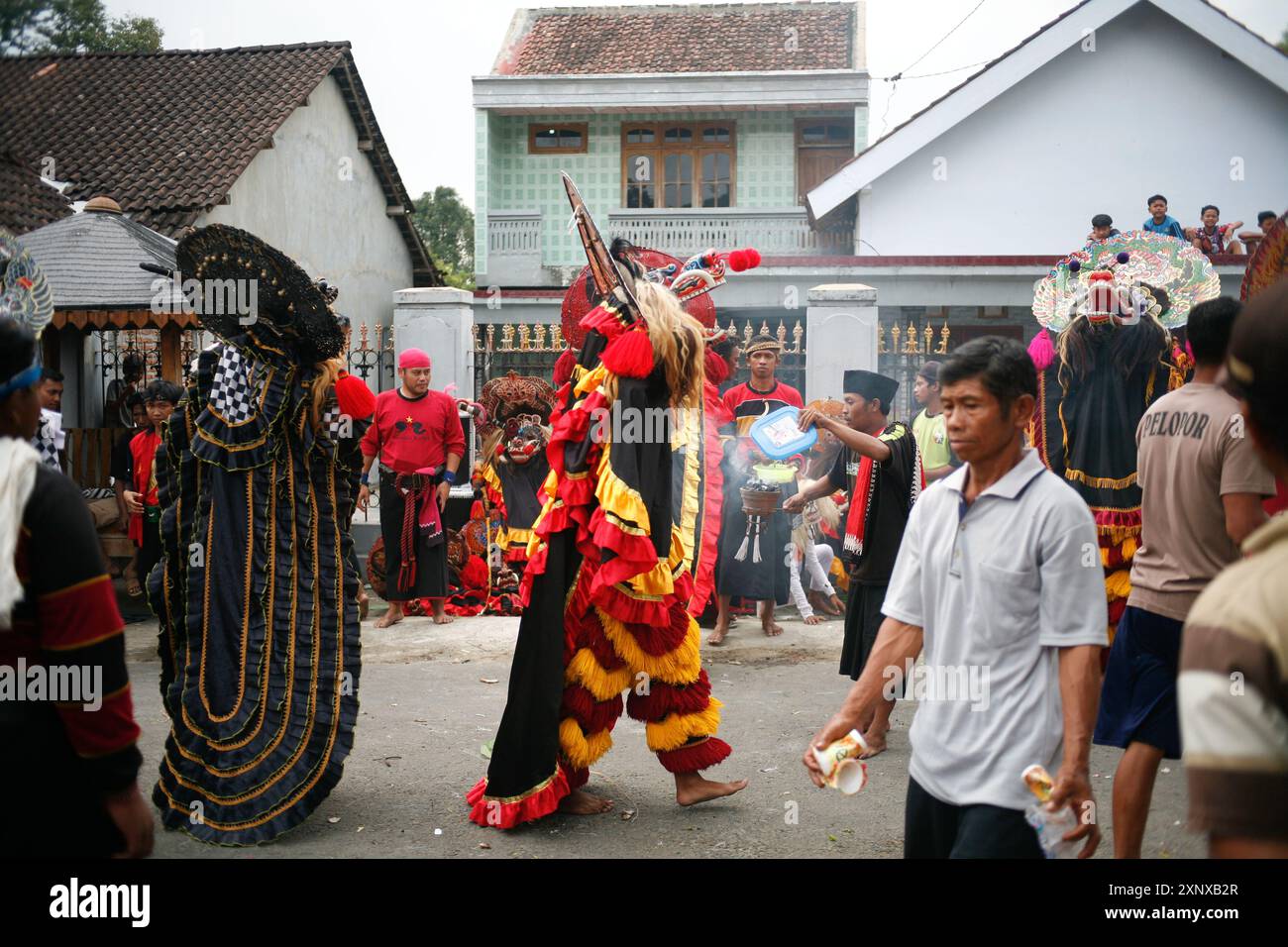 La tradizionale danza Barong viene eseguita nel villaggio di Sukomoro, Puncu Kediri, Giava Orientale, Indonesia. Foto Stock