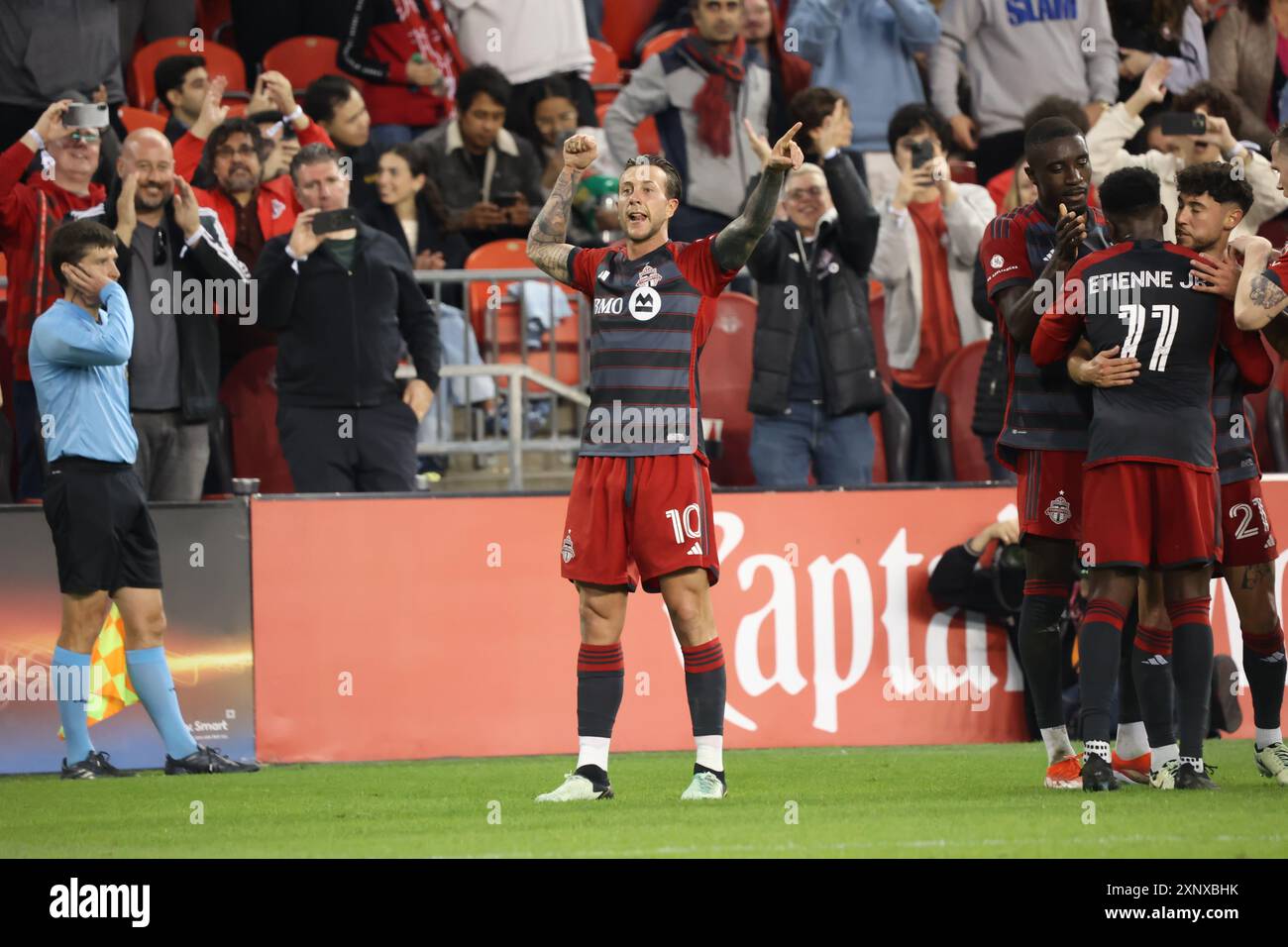 Toronto, ON, Canada, 4 maggio 2024, F.. Bernardeschi #10 celebra il suo gol nella partita di calcio della Major League tra Toronto FC e FC Dallas al BMO Stadium. Foto Stock