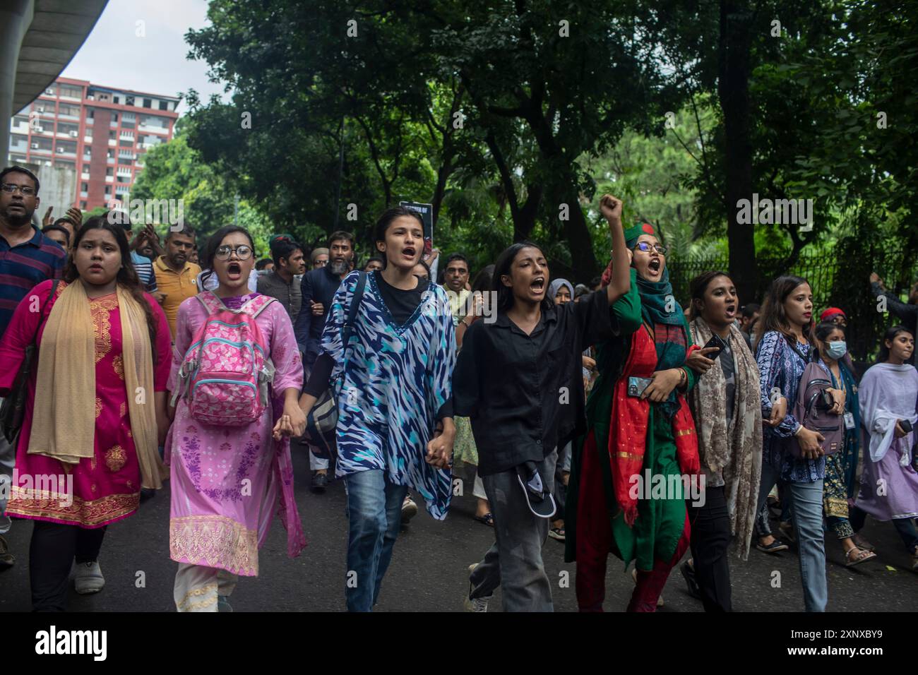 Dacca, Bangladesh. 2 agosto 2024. Gli attivisti fanno gesti e cantano slogan durante la dimostrazione. Protesta contro il primo ministro Sheikh Hasina e il suo governo per chiedere giustizia a più di 200 persone uccise nella violenza del mese scorso. Credito: SOPA Images Limited/Alamy Live News Foto Stock