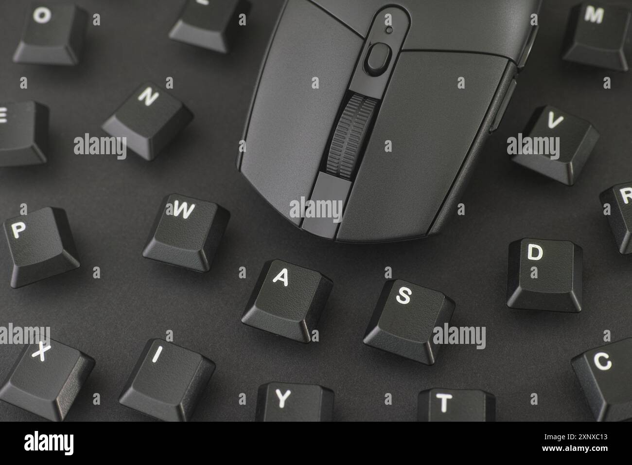 Un mouse da gioco circondato da tasti del computer. Primo piano. Foto Stock