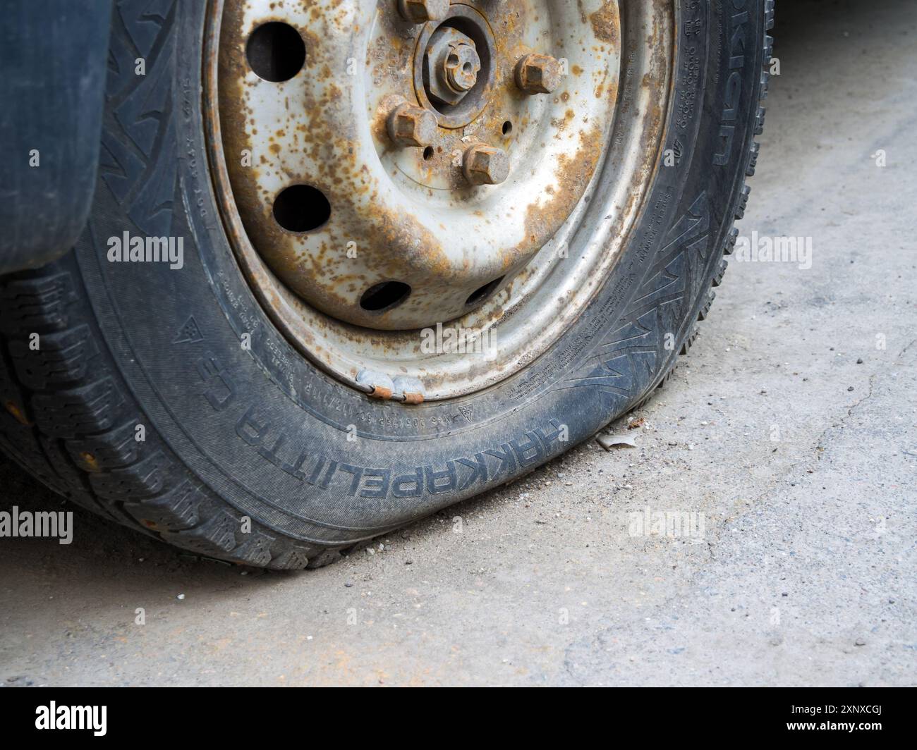 Mosca, Russia - 12 maggio 2023: Pneumatico per auto a terra su un vecchio cerchio Foto Stock