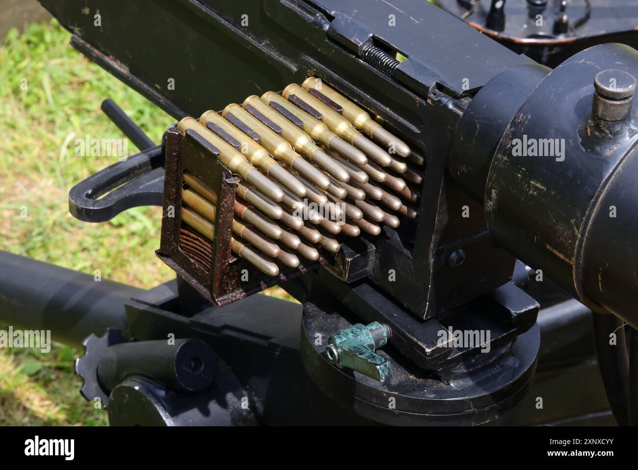 caricatore di mitragliatrici carico di molti proiettili pronti per essere sparati durante il combattimento Foto Stock