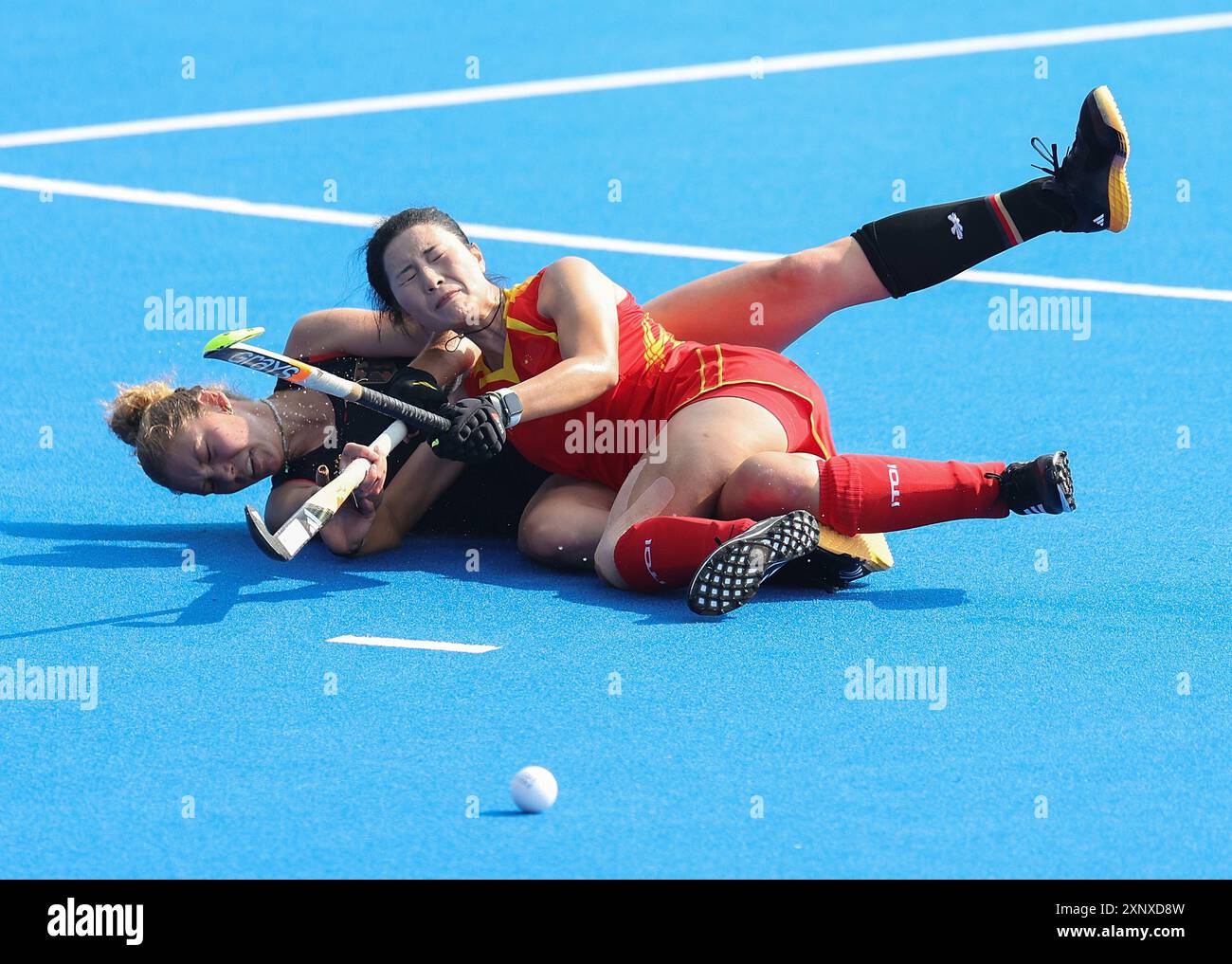 Colombes, Francia. 2 agosto 2024. Chen Yi (R) della Cina vies per il pallone durante la piscina femminile Una partita di hockey tra Cina e Germania a Colombes, Francia, 2 agosto 2024. Crediti: Ren Pengfei/Xinhua/Alamy Live News Foto Stock