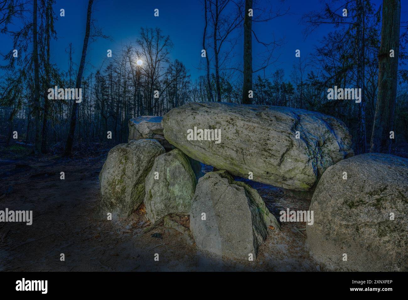 Megalith preistorico dolmen Teufelskueche (cucina diavoli) vicino Haldensleben con luna piena di notte Foto Stock