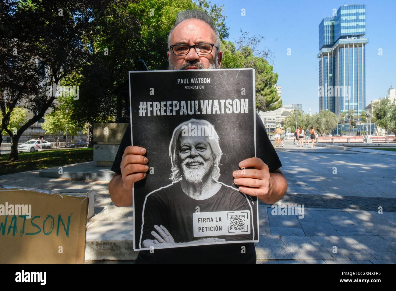 Madrid, Spagna. 2 agosto 2024. Protesta di fronte all'ambasciata danese a Madrid per il rilascio urgente dell'attivista anti-baleniera Paul Watson. Il fondatore dell'organizzazione Sea Shepherd è stato arrestato il 21 luglio dalla polizia danese in Groenlandia e rischia di essere estradato in Giappone, dove poteva trascorrere fino a 15 anni di prigione. (Credit Image: © Richard Zubelzu/ZUMA Press Wire) SOLO PER USO EDITORIALE! Non per USO commerciale! Foto Stock