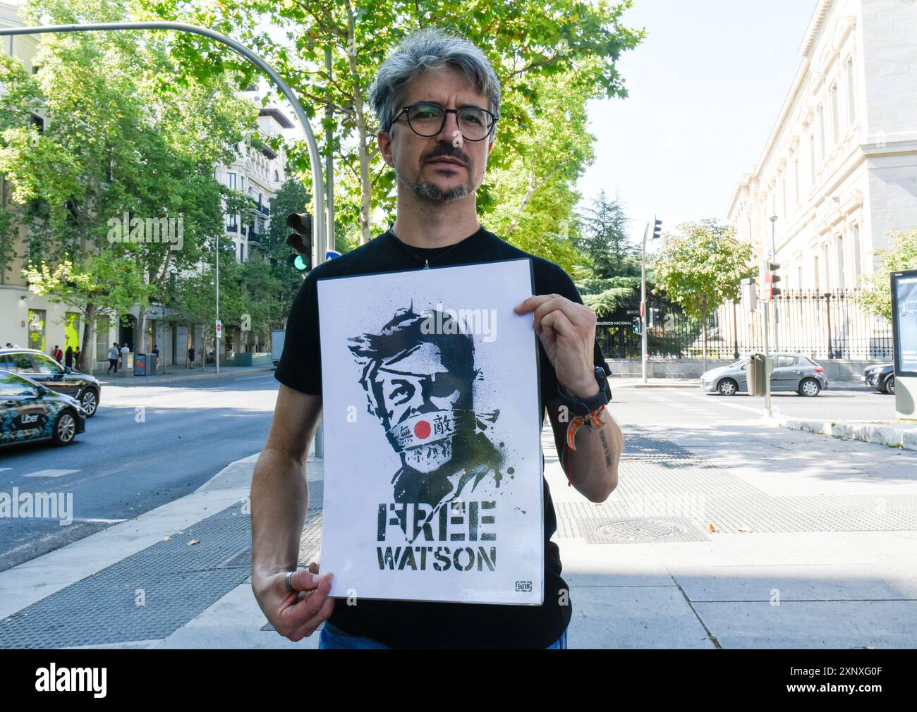 Madrid, Spagna. 2 agosto 2024. Protesta di fronte all'ambasciata danese a Madrid per il rilascio urgente dell'attivista anti-baleniera Paul Watson. Il fondatore dell'organizzazione Sea Shepherd è stato arrestato il 21 luglio dalla polizia danese in Groenlandia e rischia di essere estradato in Giappone, dove poteva trascorrere fino a 15 anni di prigione. (Credit Image: © Richard Zubelzu/ZUMA Press Wire) SOLO PER USO EDITORIALE! Non per USO commerciale! Foto Stock