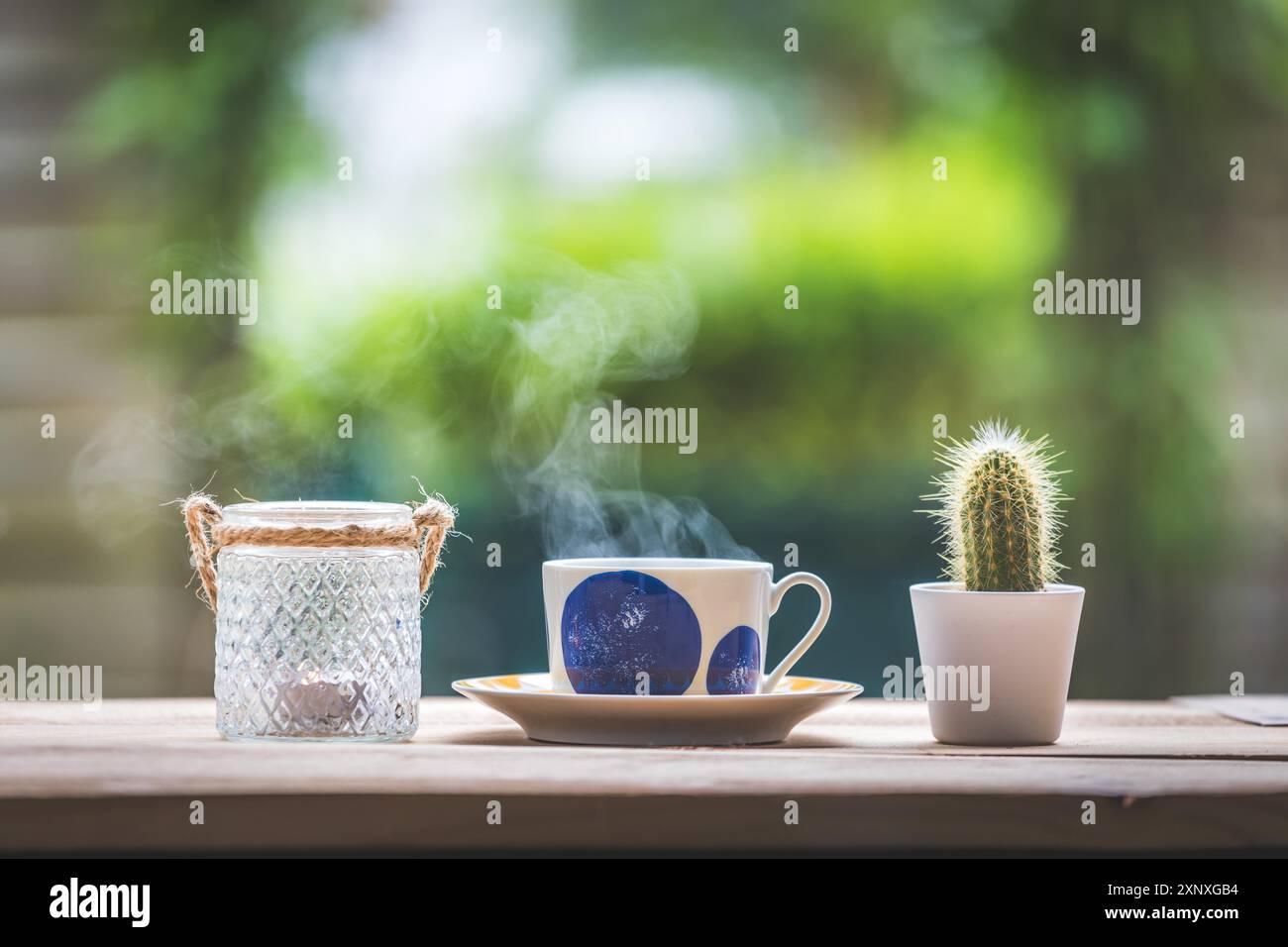 Gustando una tazza di tè nel proprio giardino, spazio copia Foto Stock