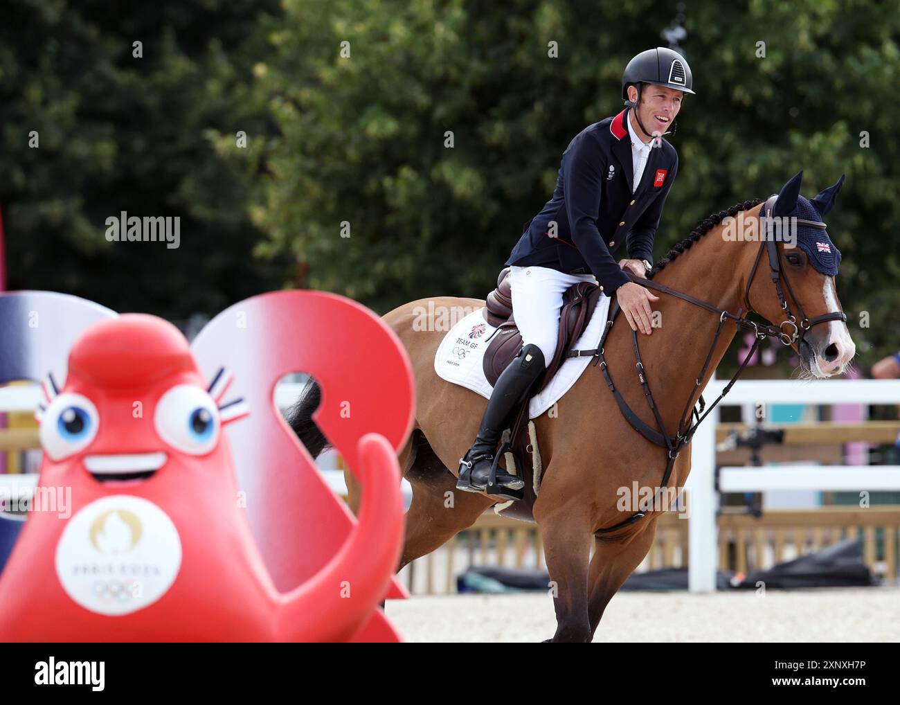 Versailles, Francia. 2 agosto 2024. Scott Brash di Gran Bretagna, in sella a Jefferson, gareggia durante la finale della squadra di salto equestre ai Giochi Olimpici di Parigi 2024 a Versailles, Francia, 2 agosto 2024. Crediti: Yang lei/Xinhua/Alamy Live News Foto Stock