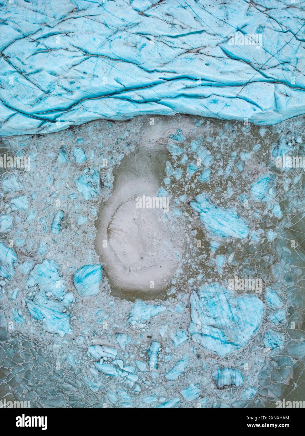 Vista aerea dei droni di particolari trame di ghiaccio formatesi nel ghiacciaio Hoffelsjokull a seguito del riscaldamento globale, Islanda, regioni polari Copyright: Carloxalb Foto Stock