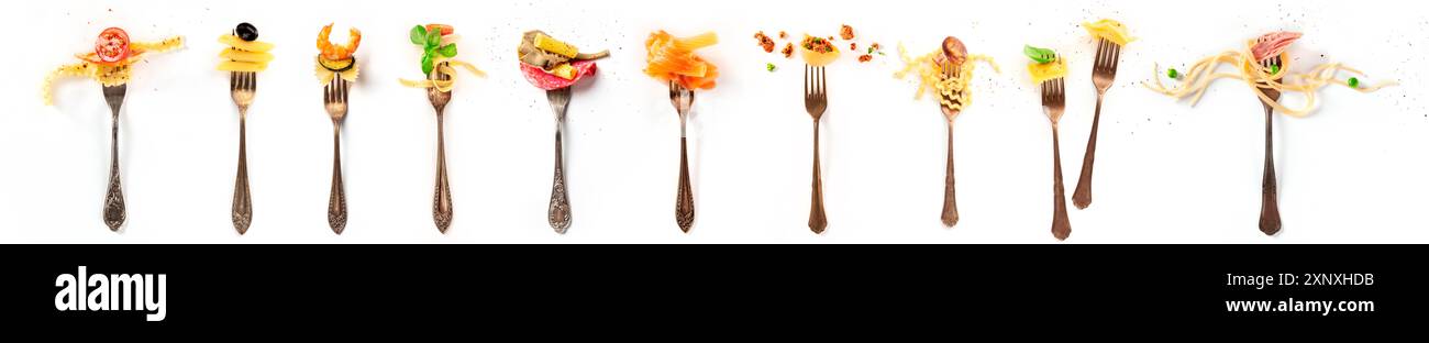 Il cibo italiano collage. La pasta gli elementi di design. Molte forcelle con pasta e vari addings, girato dalla parte superiore su sfondo bianco Foto Stock