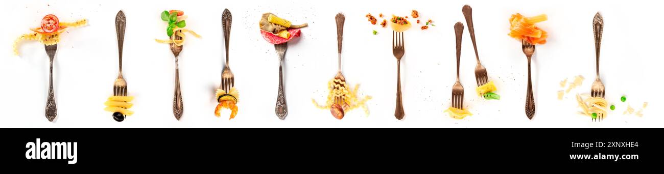 Il cibo italiano collage. La pasta gli elementi di design. Molte forcelle con pasta e vari addings, girato dalla parte superiore su sfondo bianco Foto Stock