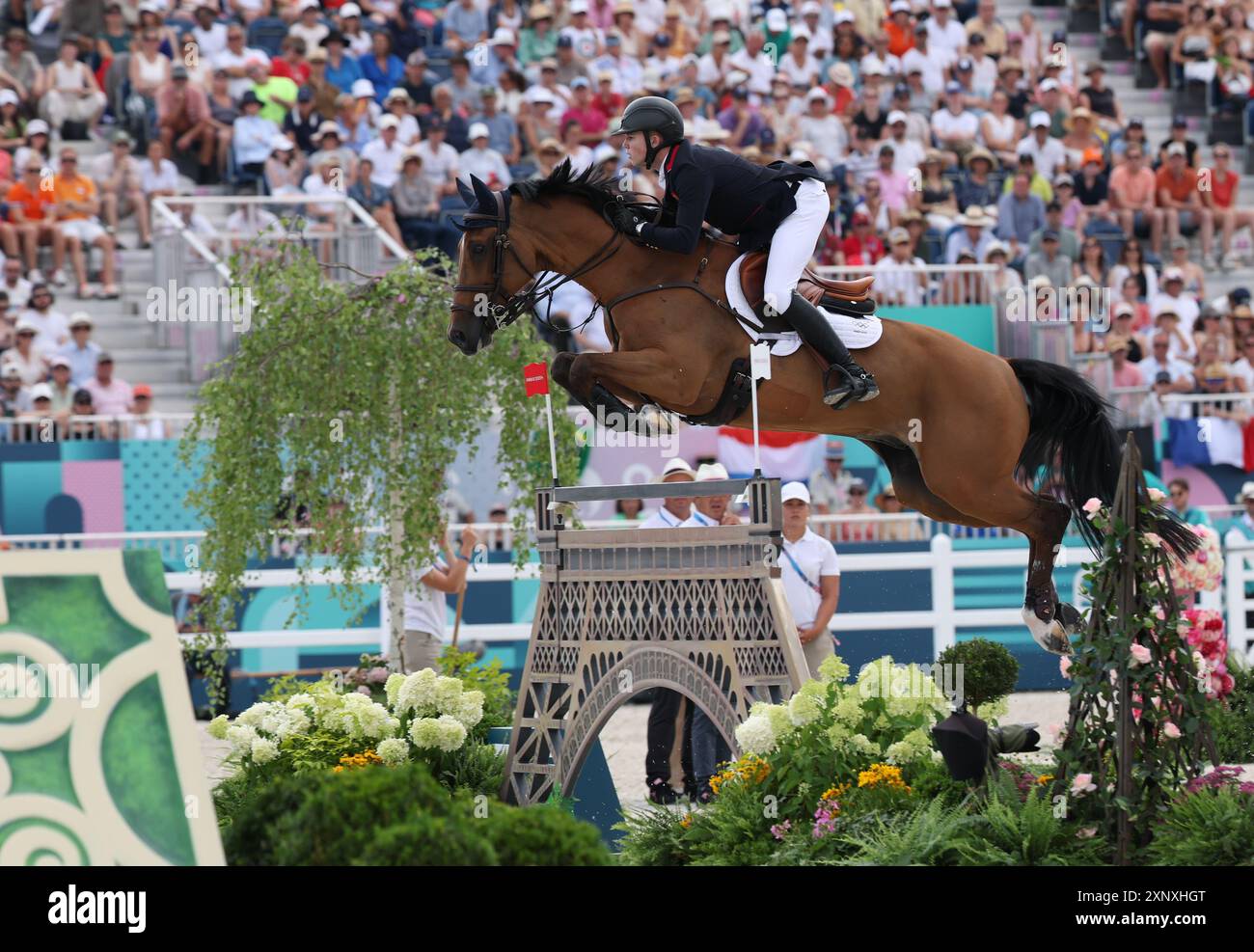 Versailles, Francia. 2 agosto 2024. Harry Charles di Gran Bretagna, in sella a Romeo 88, gareggia durante la finale della squadra di salto equestre ai Giochi Olimpici di Parigi 2024 a Versailles, Francia, 2 agosto 2024. Crediti: Yang lei/Xinhua/Alamy Live News Foto Stock