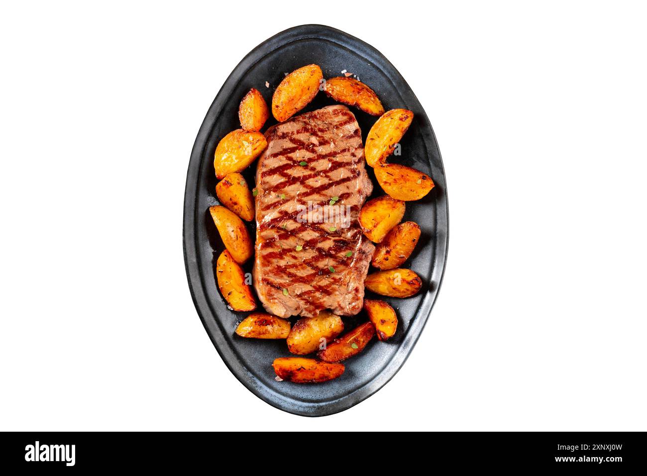 Bistecca di manzo alla griglia con zeppe di patate al forno, tirata dall'alto su sfondo bianco, isolata con un sentiero di taglio Foto Stock