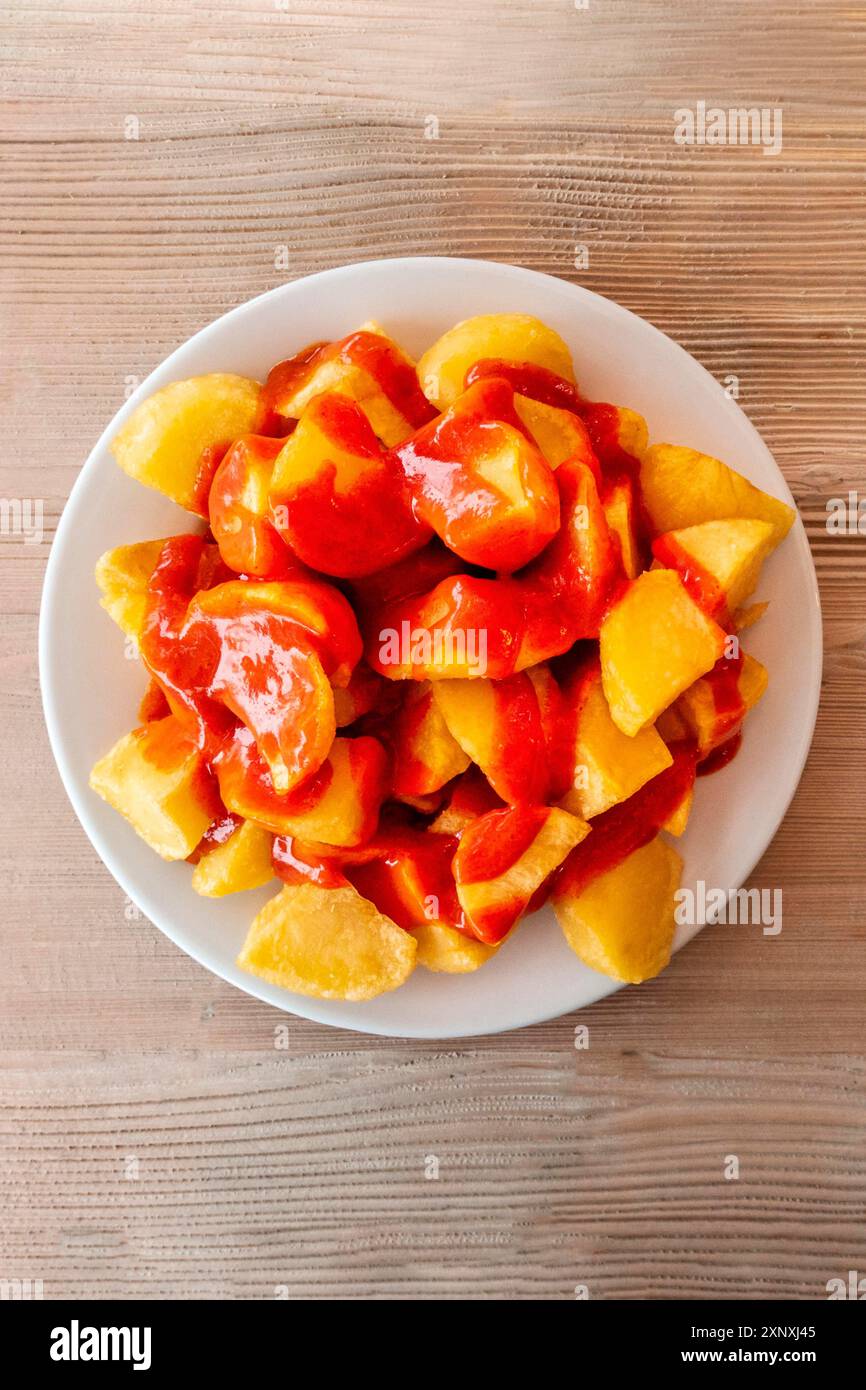 Patatas bravas, tipico cibo spagnolo. Patate con salsa piccante, colpo di testa con spazio per le copie Foto Stock