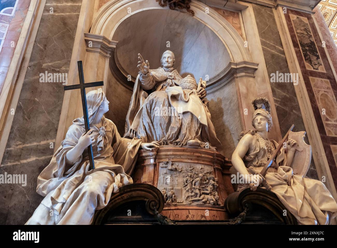 Particolare del monumento funebre a Papa Innocenzo XI, realizzato dallo scultore francese Pierre-Etienne Monnot, ospitato nella Basilica di San Pietro nella città del Vaticano, Foto Stock