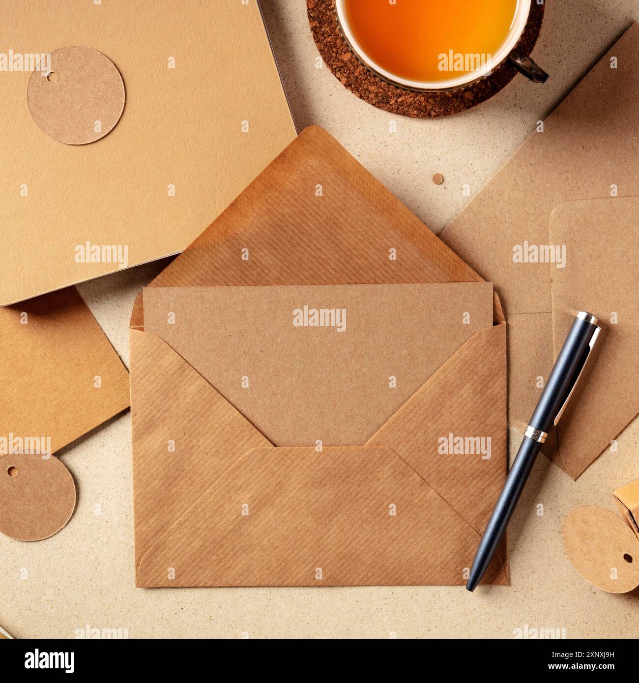 Un assortimento di carte marrone kraft, con una busta, un biglietto d'auguri, un taccuino, un'etichetta, un quadrato superiore Foto Stock