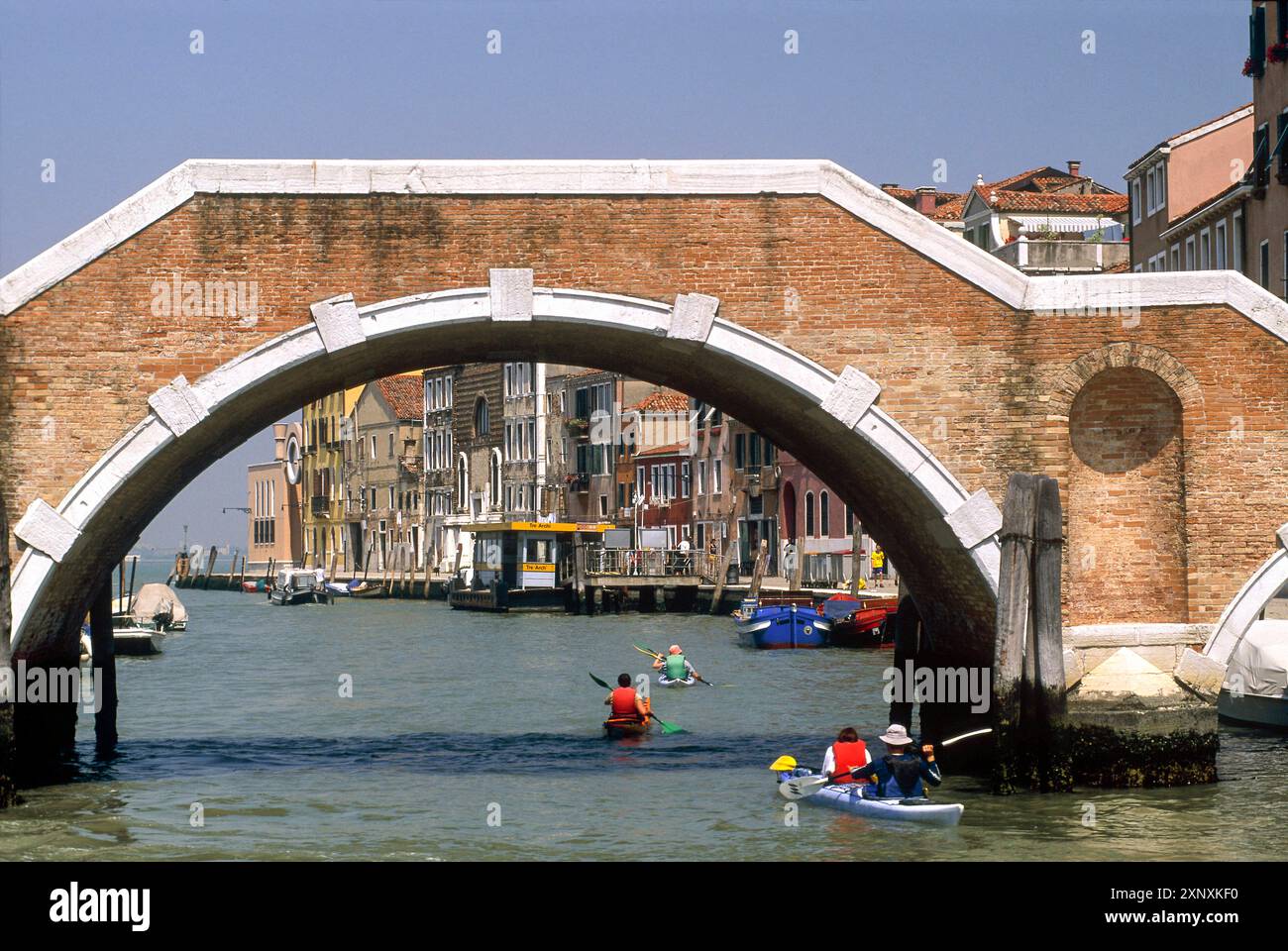 Gita in kayak sul Rio Misericordia nel quartiere di Cannaregio, Venezia, sito patrimonio dell'umanità dell'UNESCO, regione Veneto, Italia, Europa Copyright: GOUPIxCHRISTIAN 138 Foto Stock