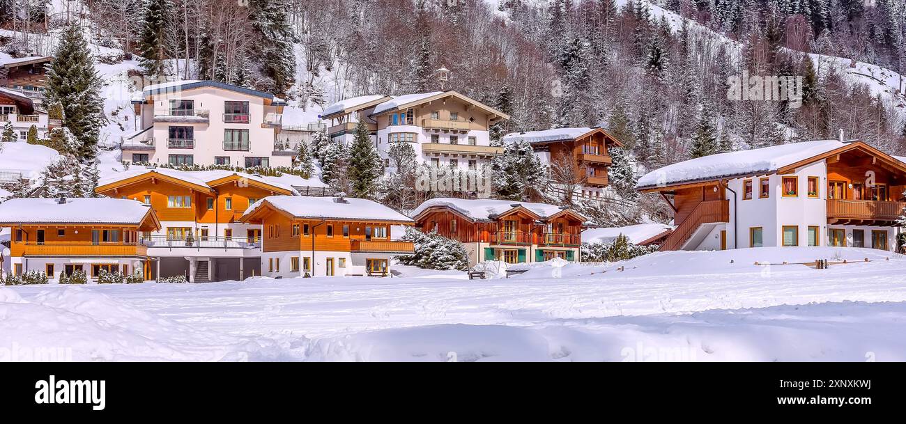 Inverno neve montagna villaggio banner panoramico con case tradizionali in legno nelle Alpi austriache, Austria Foto Stock