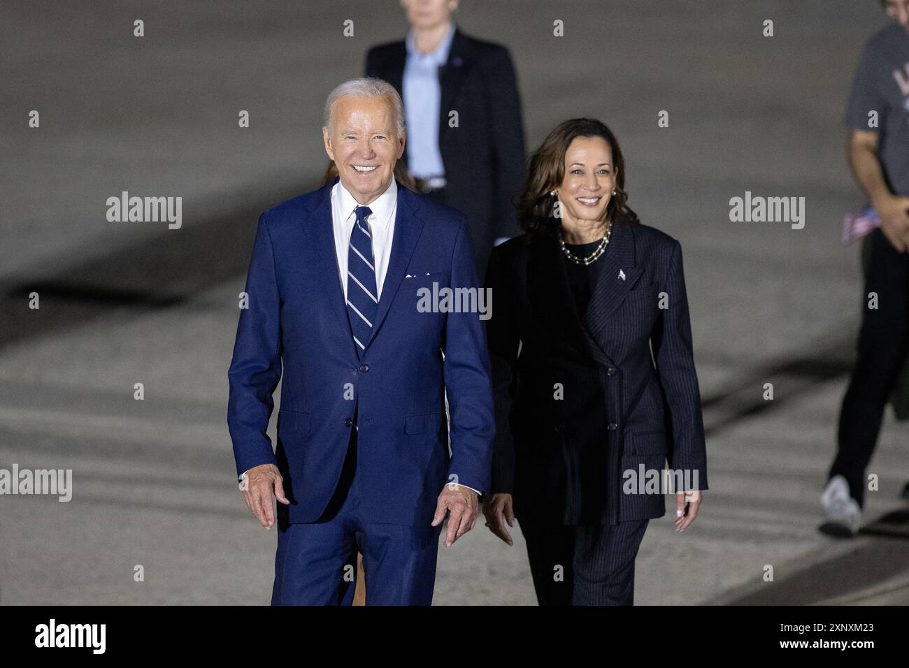 Joint base Andrews, Stati Uniti. 1 agosto 2024. La foto mostra il presidente degli Stati Uniti Joe Biden (L, Front) e il vicepresidente degli Stati Uniti Kamala Harris (R, Front) salutano tre americani rilasciati dalla Russia alla Joint base Andrews, Maryland, Stati Uniti, il 1 agosto 2024. Il Vicepresidente degli Stati Uniti Kamala Harris ha ottenuto abbastanza voti delegati per assicurarsi la nomina presidenziale democratica, il presidente del Comitato Nazionale Democratico (DNC) Jaime Harrison ha annunciato venerdì, notando che i risultati non sono ancora ufficiali. Crediti: HU Yousong/Xinhua/Alamy Live News Foto Stock