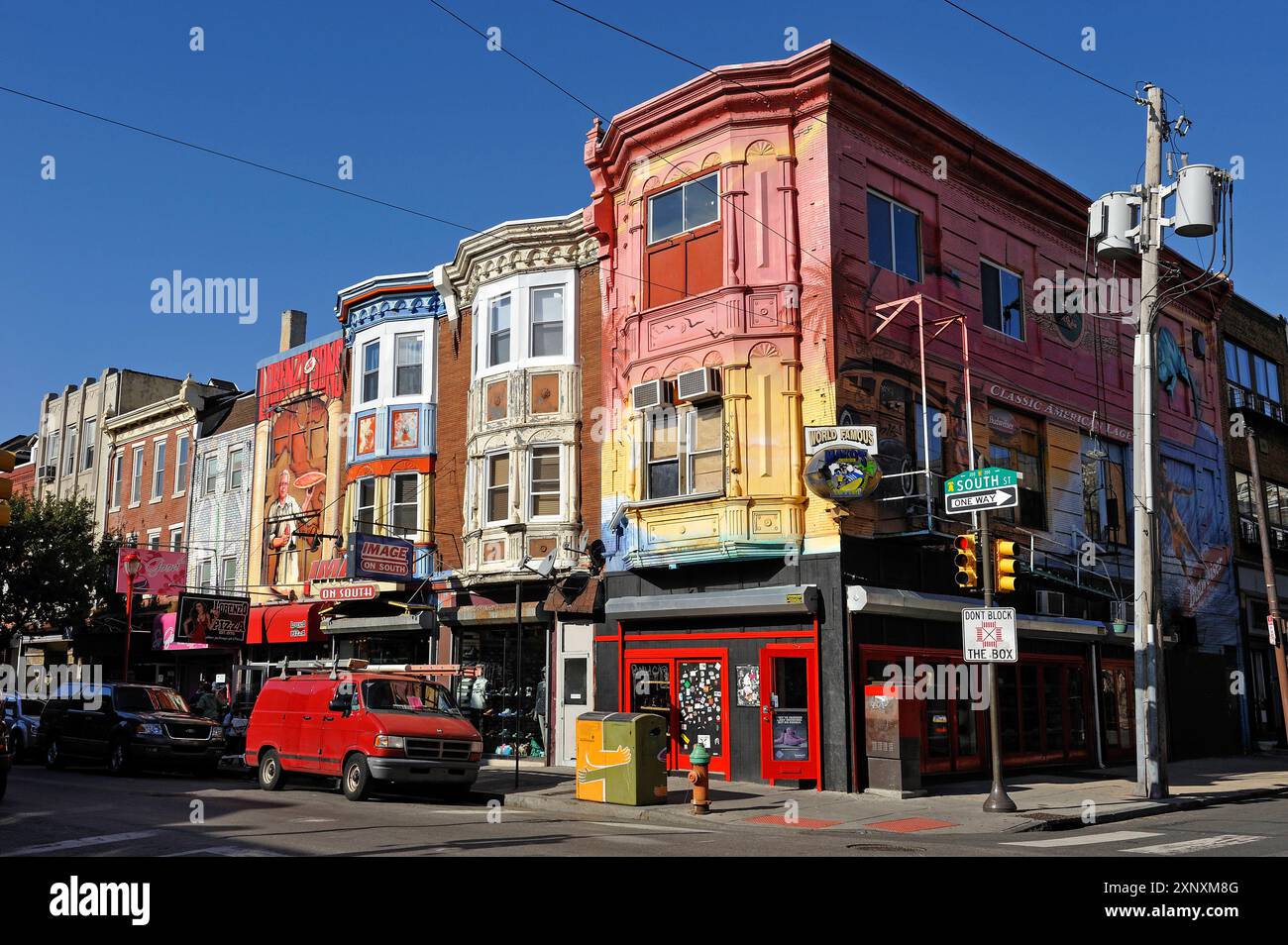 Case colorate a South Street all'incrocio con la 3rd Street, Philadelphia, Commonwealth of Pennsylvania, Stati Uniti d'America, North Americ Foto Stock