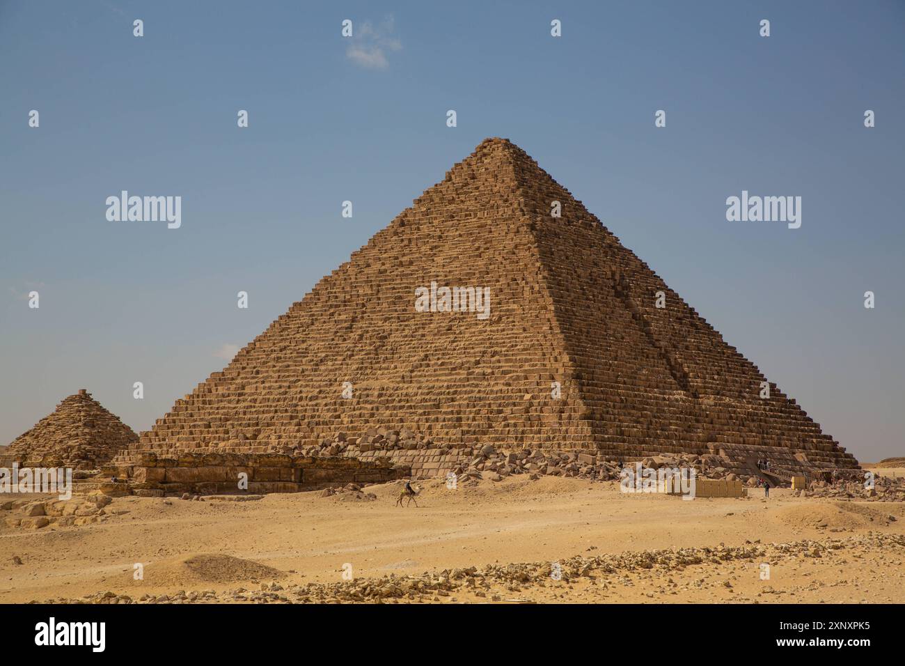 Man on Camel, Pyramid of Menkaure in background, Giza Pyramid Complex, sito patrimonio dell'umanità dell'UNESCO, Giza, Egitto, Nord Africa, Africa Copyright: Richar Foto Stock