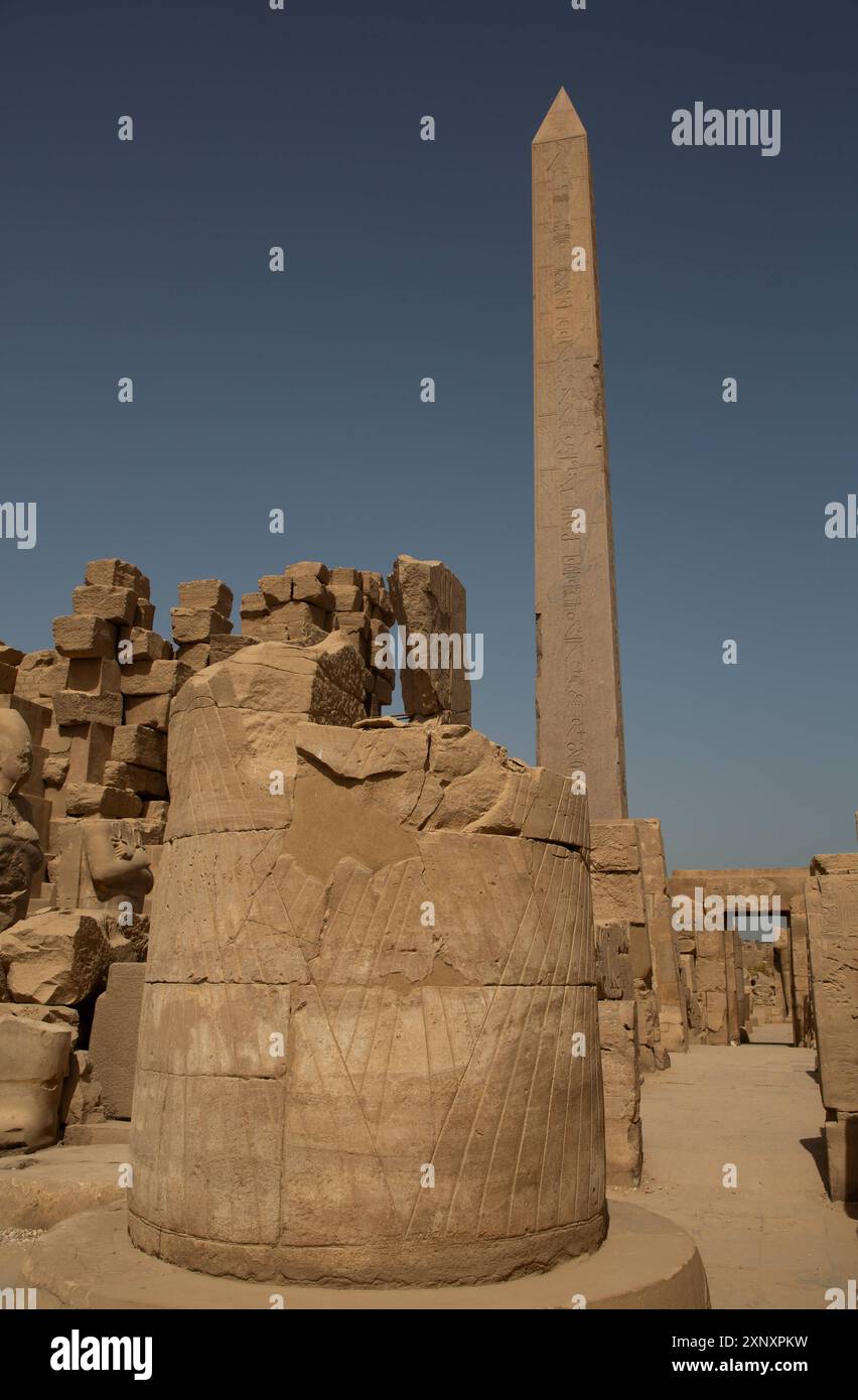 Colonna base, Obelisco di Thutmose i sullo sfondo, complesso del tempio di Karnak, sito patrimonio dell'umanità dell'UNESCO, Luxor, Egitto, Nord Africa, Africa Copyright: Foto Stock