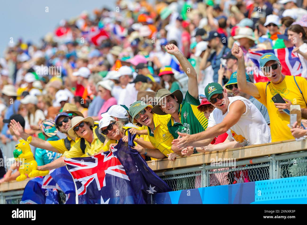 Vaires Sur Marne. 2 agosto 2024. Gli spettatori festeggiano dopo che Jess Morrison/Annabelle McIntyre dell'Australia ha vinto la medaglia di bronzo della coppia femminile di canottaggio ai Giochi Olimpici di Parigi 2024 a Vaires-sur-Marne, in Francia, il 2 agosto 2024. Crediti: Shen Bohan/Xinhua/Alamy Live News Foto Stock