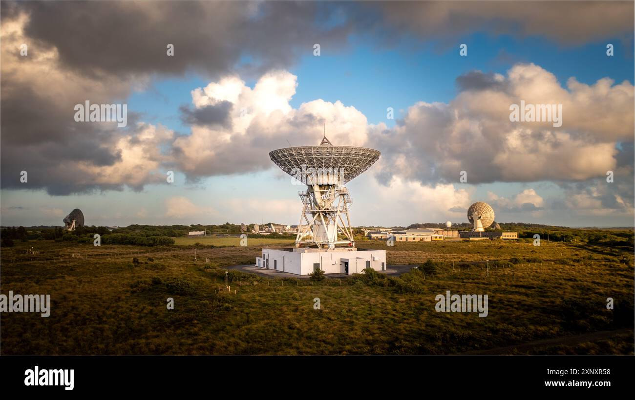 Un'antenna satellitare di grandi dimensioni rivolta direttamente verso l'alto e che invia e riceve segnali e messaggi dallo spazio profondo Foto Stock
