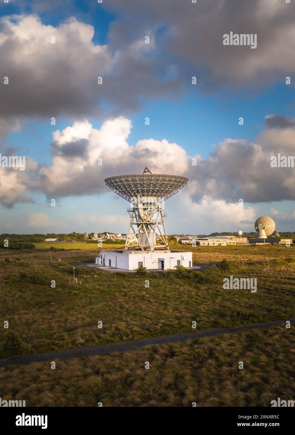 Un'antenna satellitare di grandi dimensioni rivolta direttamente verso l'alto e che invia e riceve segnali e messaggi dallo spazio profondo Foto Stock