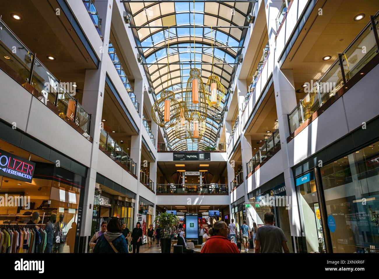 Schwerin, Germania, 29 luglio 2024: Schlosspark-Center, il grande centro commerciale con molti negozi e clienti su tre piani nel centro storico di Schw Foto Stock