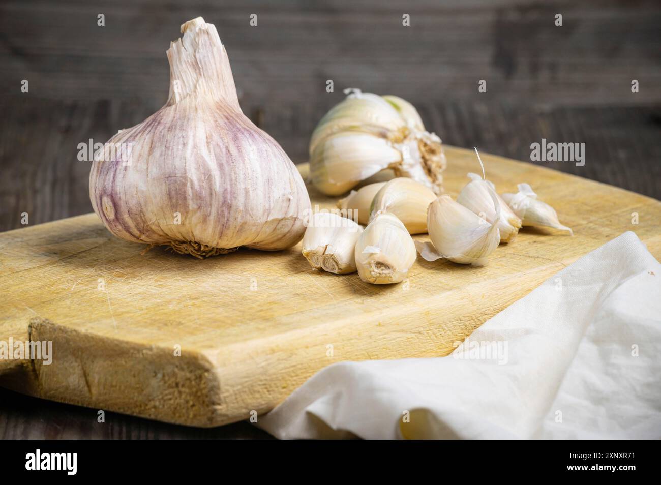 Natura morta vintage con aglio su tavola di legno Foto Stock