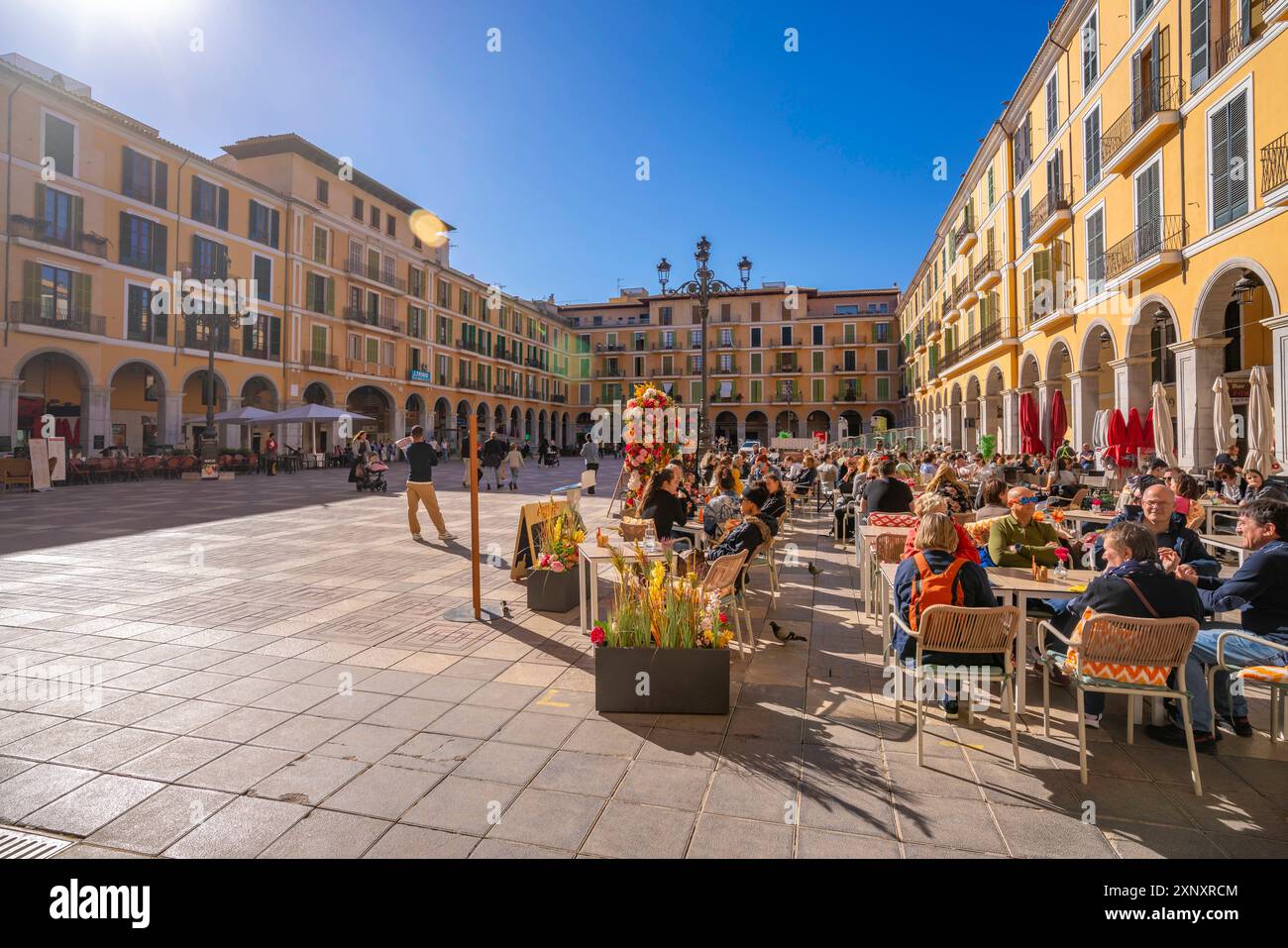 Vista delle persone che mangiano all'aperto a Placa Mayor, Palma de Mallorca, Maiorca, Isole Baleari, Spagna, Mediterraneo, Europa Copyright: FrankxFell 844-34 Foto Stock