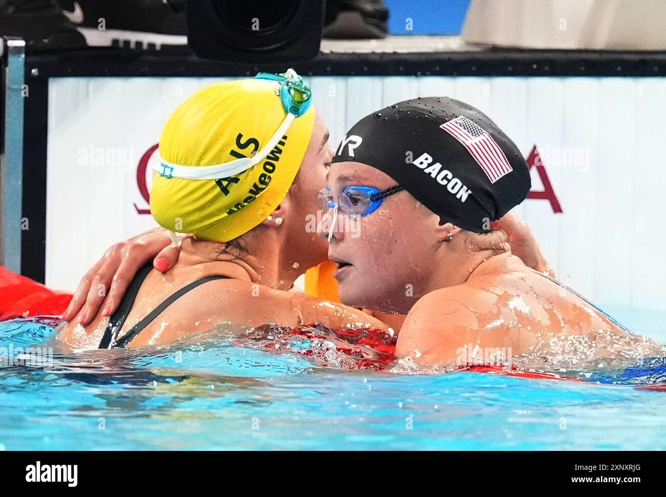 Parigi, Francia. 2 agosto 2024. La medaglia d'oro australiana Kaylee McKeown (L) festeggia con Phoebe Bacon degli Stati Uniti dopo la finale femminile di 200m backstroke durante la competizione di nuoto ai Giochi Olimpici di Parigi 2024 alla la Defense Arena di Parigi, Francia, venerdì 2 agosto 2024. Foto di Richard Ellis/UPI credito: UPI/Alamy Live News Foto Stock