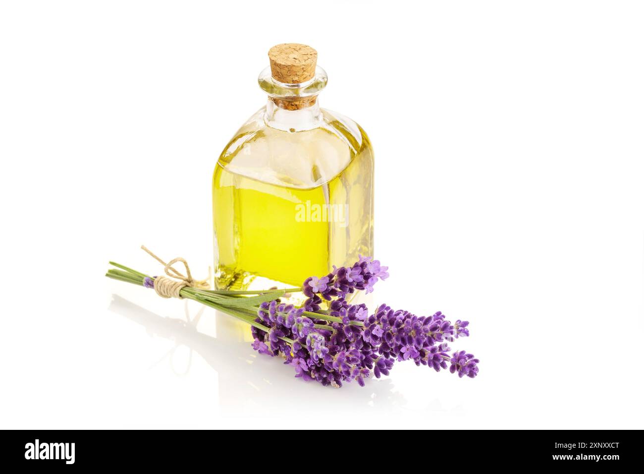 L'olio essenziale di lavanda in una bottiglia di vetro isolato su sfondo bianco Foto Stock