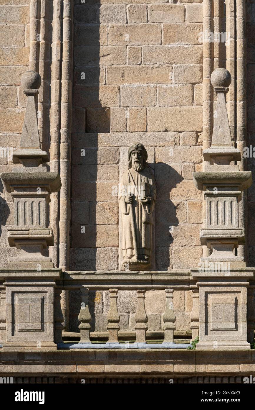 Scultura dell'Apostolo Santiago sulla torre Berenguela della Cattedrale di Santiago di Compostela Foto Stock