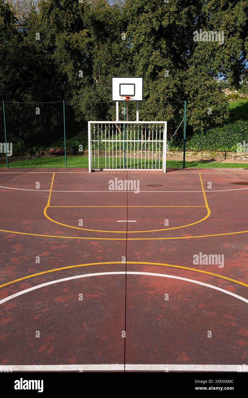 Campo da gioco per sport all'aperto nel parco pubblico. Concetto di sport amatoriale. Spazio di copia Foto Stock