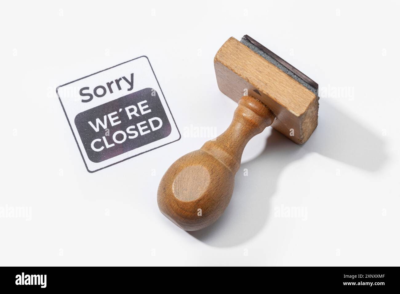 Timbro di gomma con spiacenti siamo testo chiuso. Chiuso da coronavirus o concetto covid-19 Foto Stock