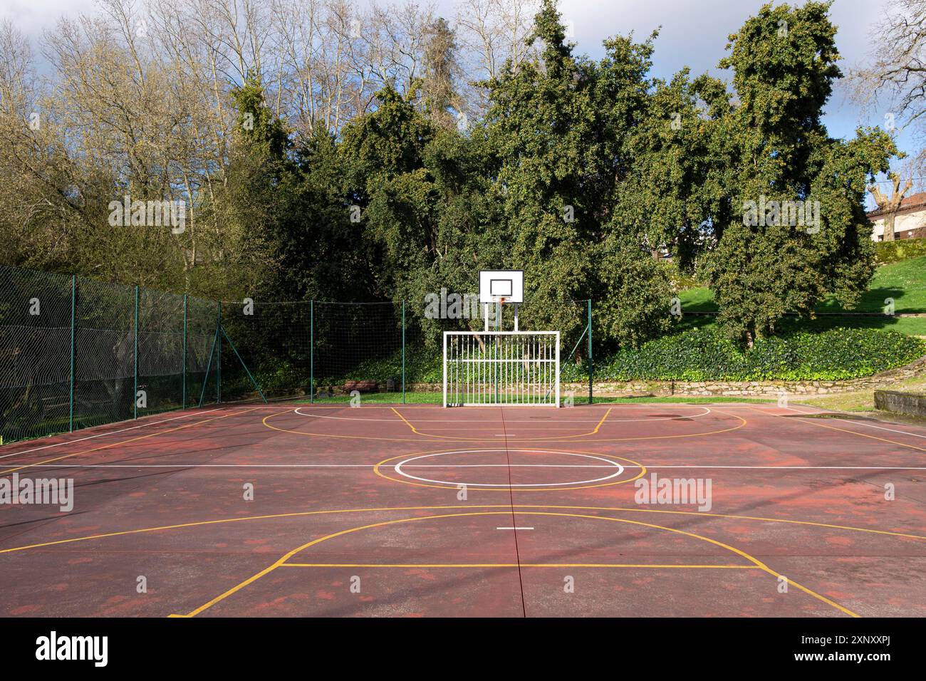 Campo da gioco per sport all'aperto nel parco pubblico. Concetto di sport amatoriale. Spazio di copia Foto Stock