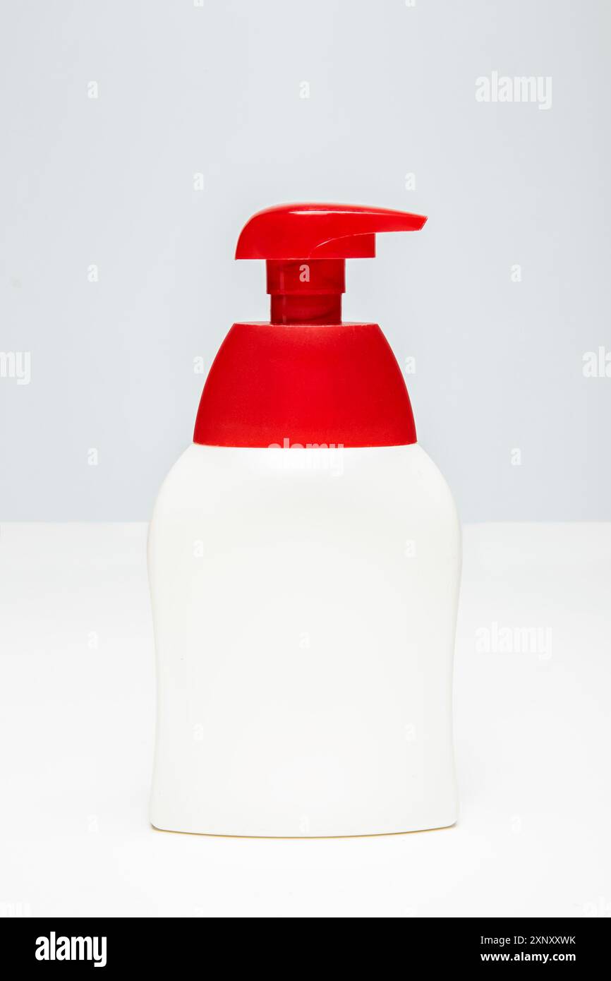 Flacone in plastica con pompa igienizzante. Mock up Foto Stock
