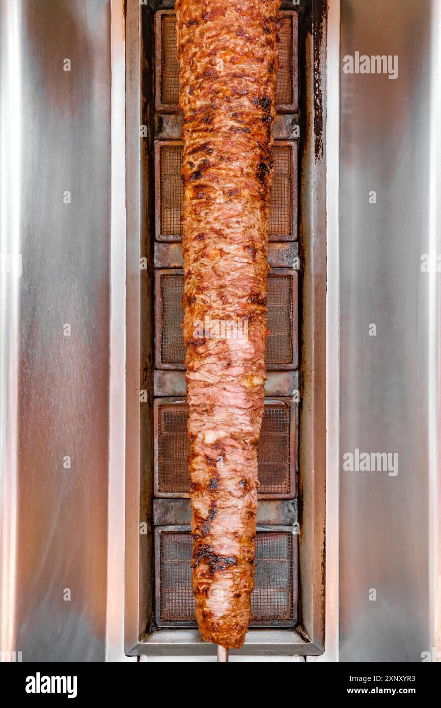 lo shawarma grigia strati verticali di pollo succulento carne tipica servita all'interno del sandwich kebab Foto Stock