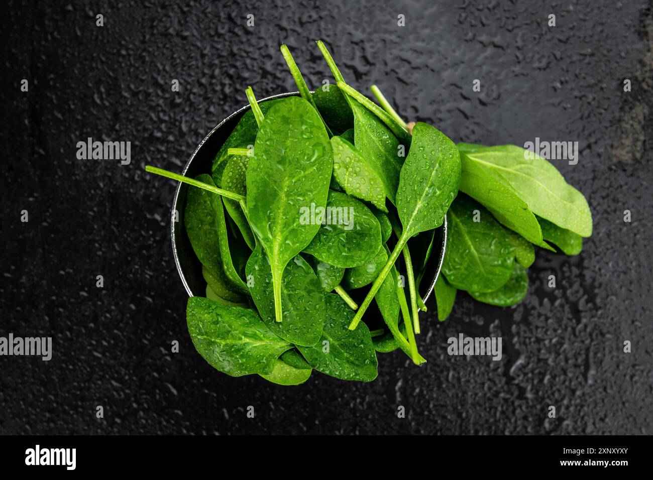 Tavolo vintage con spinaci freschi (primo piano dettagliato, messa a fuoco selettiva) Foto Stock