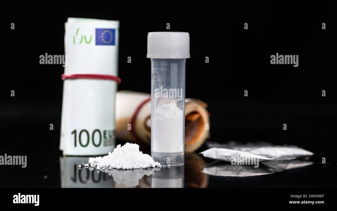 Piatto scuro con una porzione di cocaina come primo piano Foto Stock