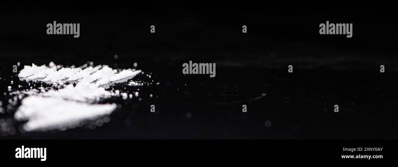 Piatto scuro con una porzione di cocaina come primo piano Foto Stock