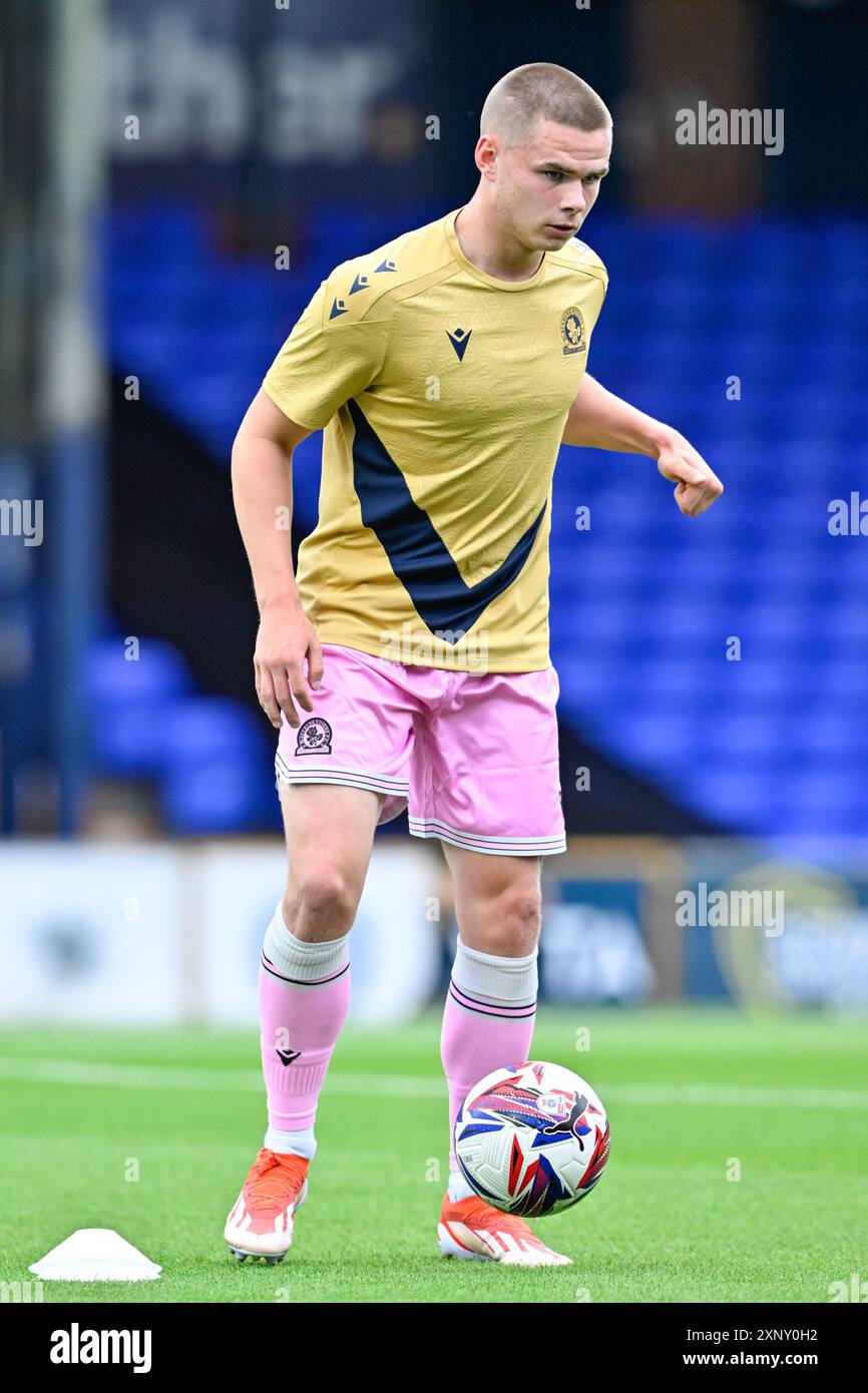 Jake Batty dei Blackburn Rovers si scalda in vista dell'amichevole pre-stagione Stockport County vs Blackburn Rovers all'Edgeley Park Stadium, Stockport, Regno Unito, 2 agosto 2024 (foto di Cody Froggatt/News Images) Foto Stock